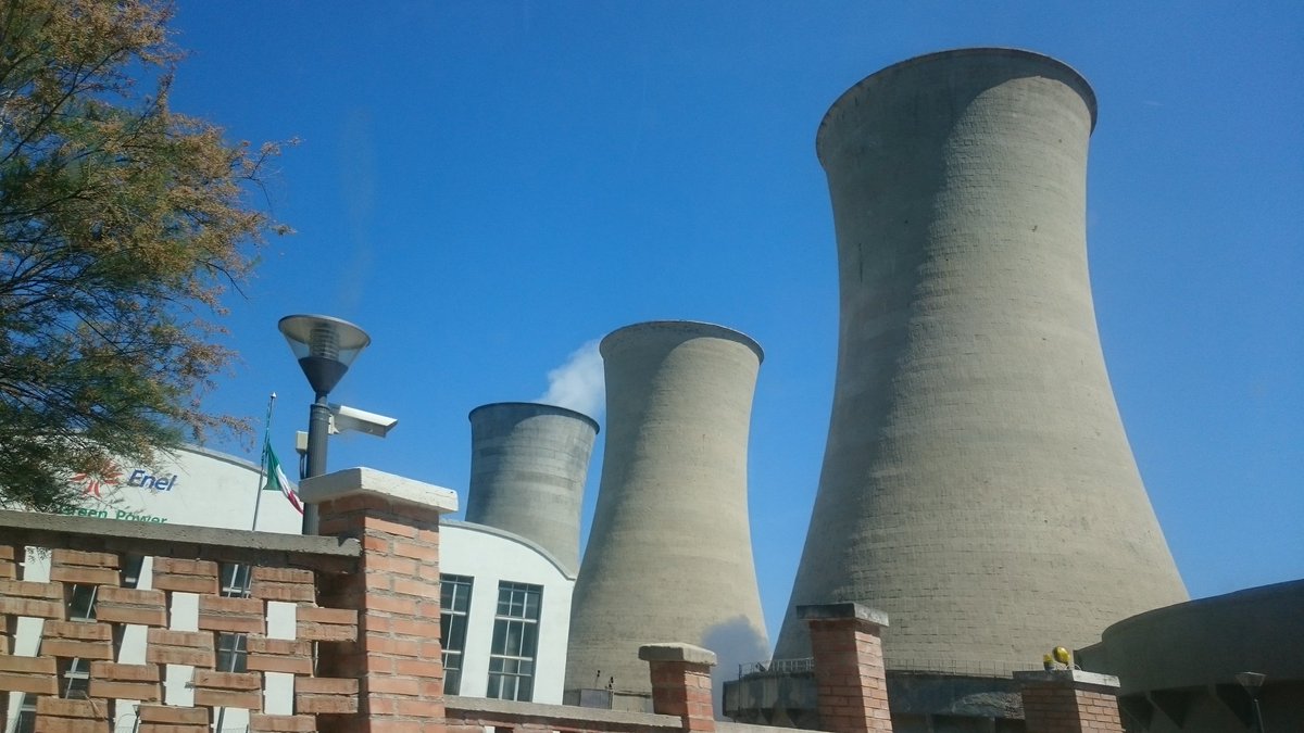Torres de refrigeración de la central geotérmica de Larderello, en la Toscana, con vapor ascendiendo.