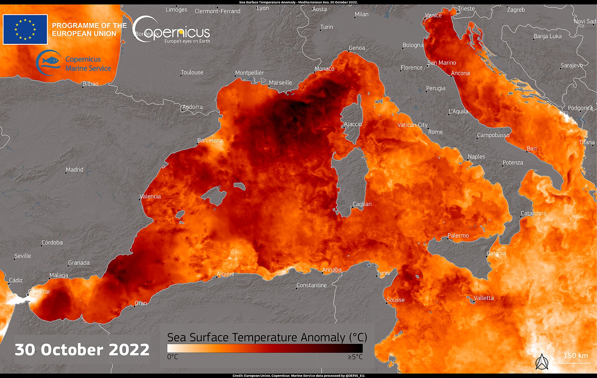 Mapa de la cuenca mediterránea coloreado en tonos naranjas y rojos, que marcan la anomalía cálida de la temperatura superficial del mar.